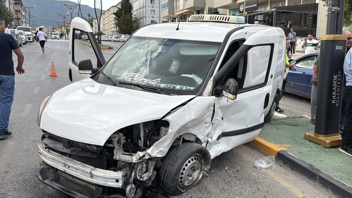 Karabük\'te Kaza: Otomobil Apartman Boşluğuna Düştü