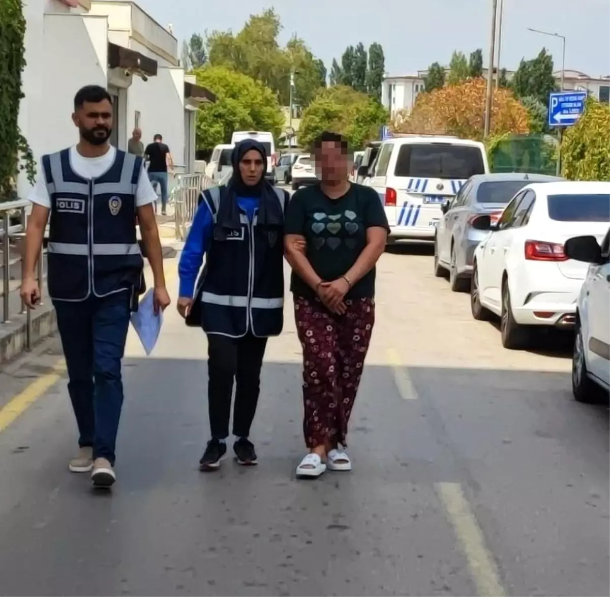 Adana\'da Anne Kızını Bıçakla Kovaladı