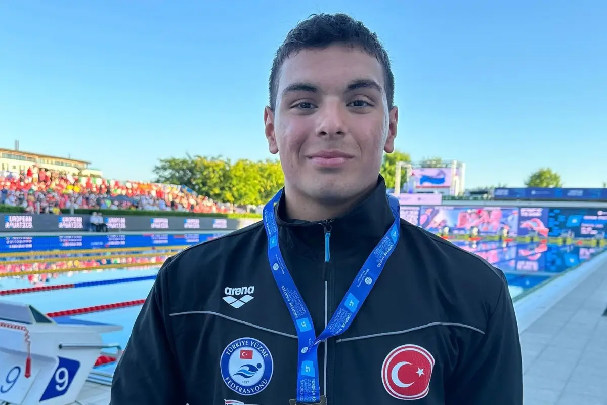 Milli yüzücü Nusrat Allahverdi, gençlerde dünya şampiyonu oldu