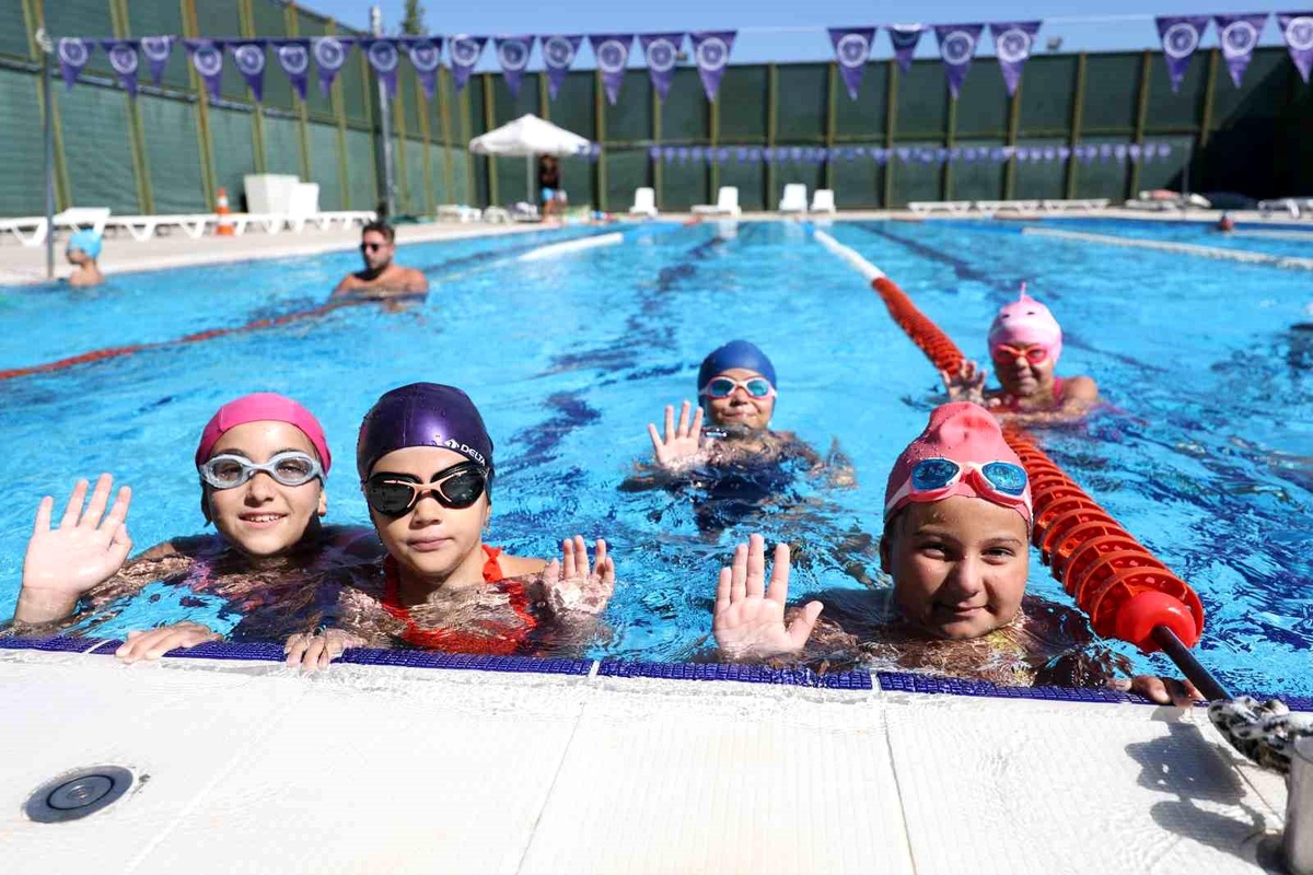 Bursa Yaz Spor Okulları\'nda Yüzme Eğitimleri Tamamlandı