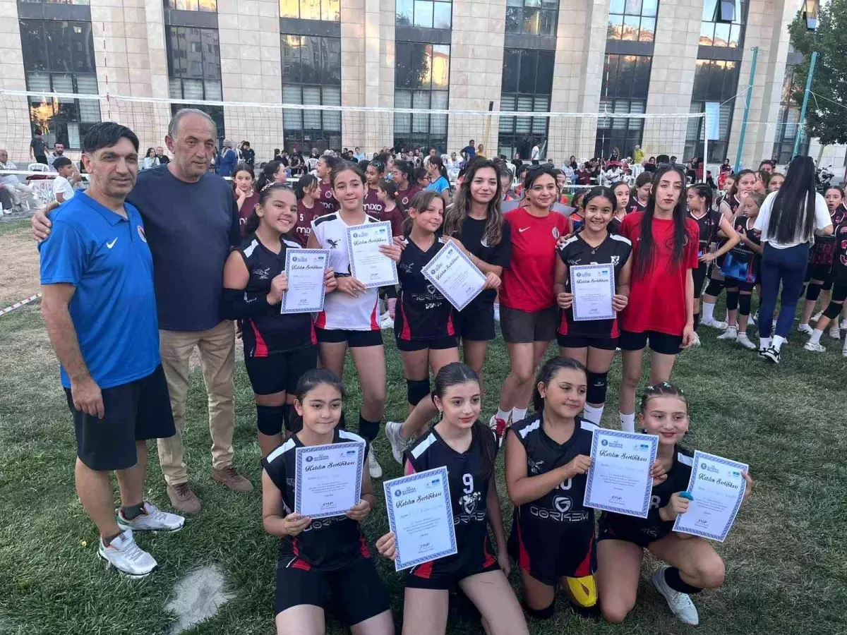 Kütahya\'da Voleybol Turnuvası Heyecanı: Moymulspor A Takımı Şampiyon