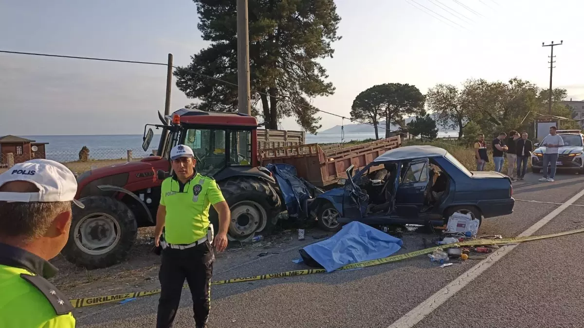 Traktöre Çarpan Araçta Sürücü Hayatını Kaybetti