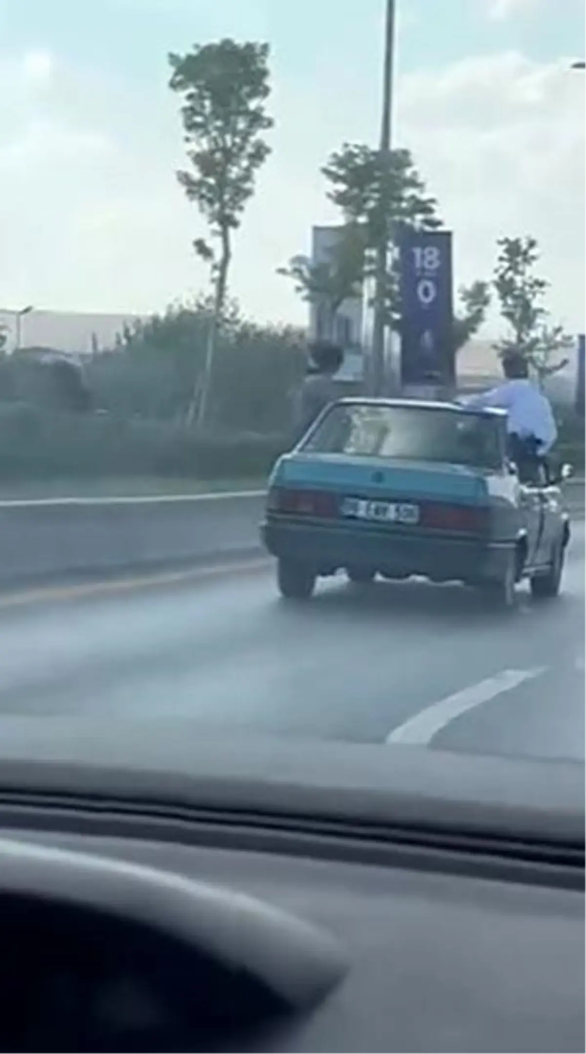 Ankara\'da Aracın Camından Sarkan İki Kişi Tehlike Yarattı