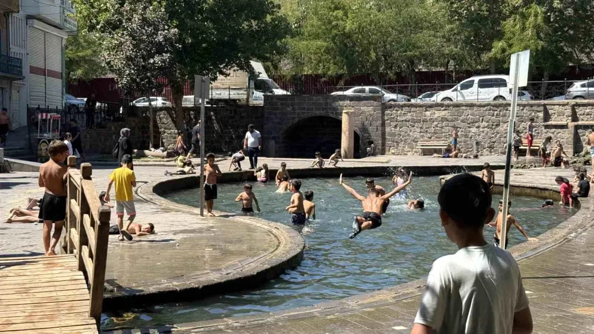 Diyarbakır\'da Sıcak Havalarda Çocuklar Süs Havuzunda Serinliyor