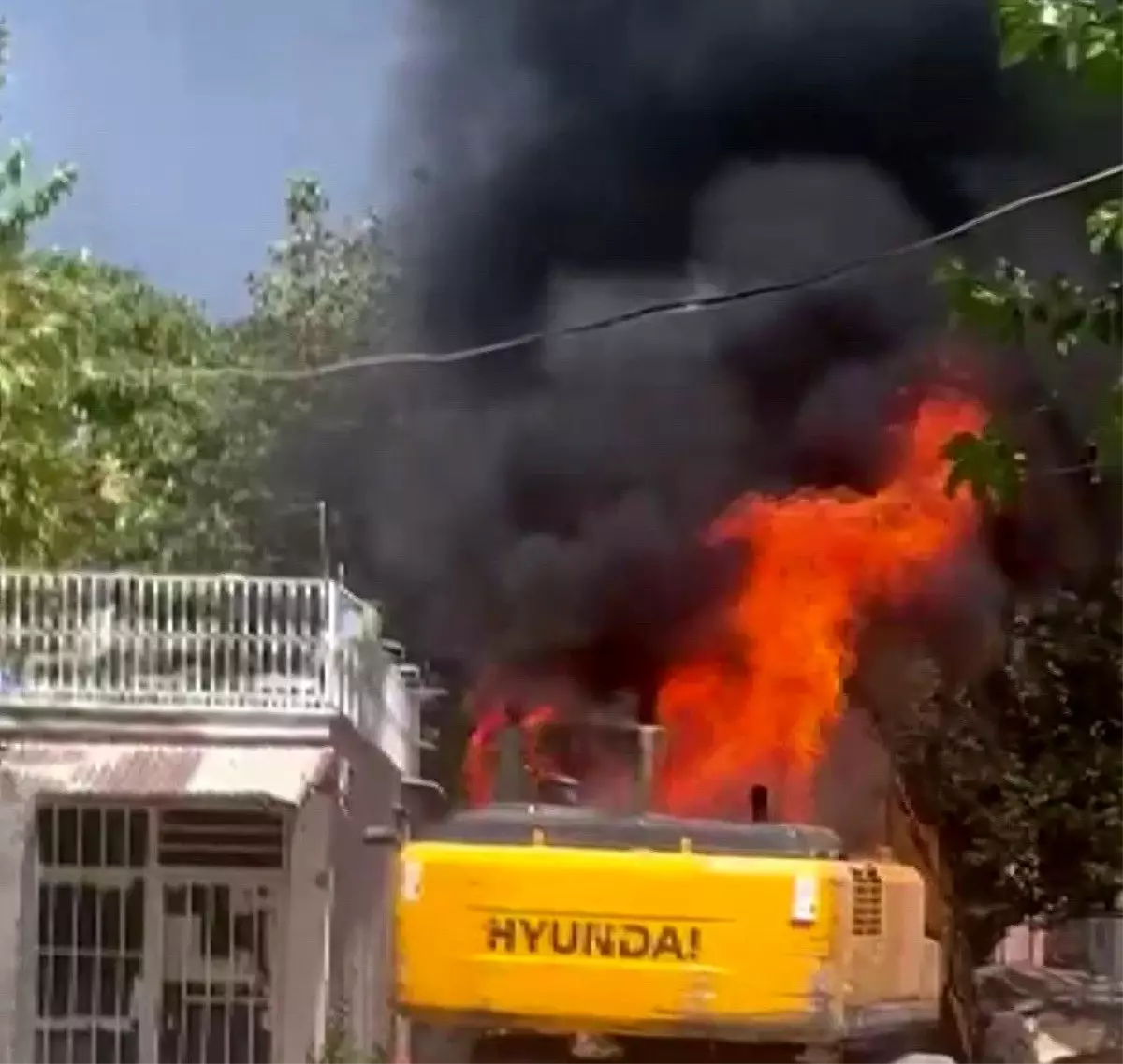 Adıyaman\'da İş Makinesi Yandı