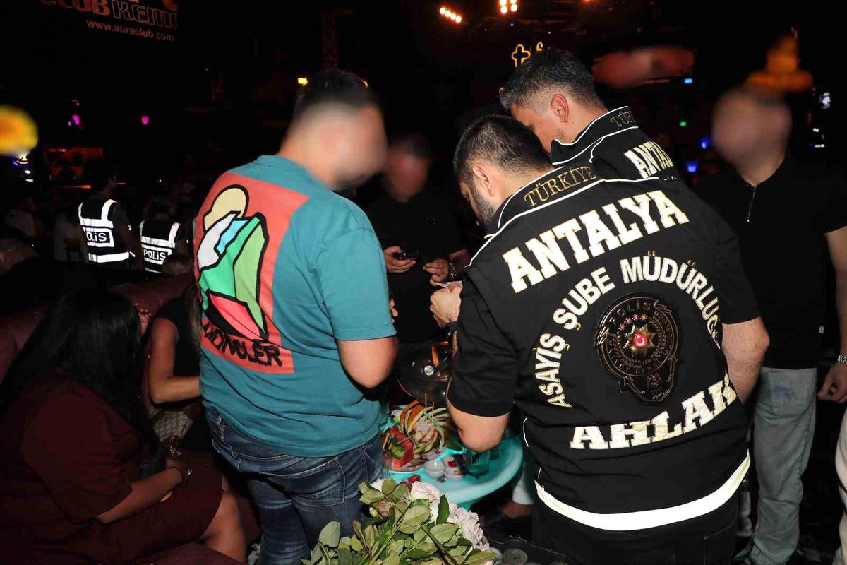 Antalya\'da Emniyet Uygulaması: 3 Bin 204 Kişi Yakalandı