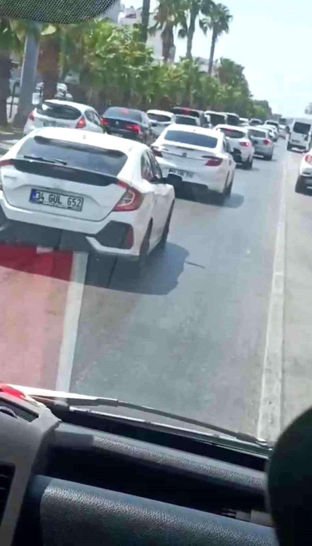 Ambulans Trafikte Sıkıştı