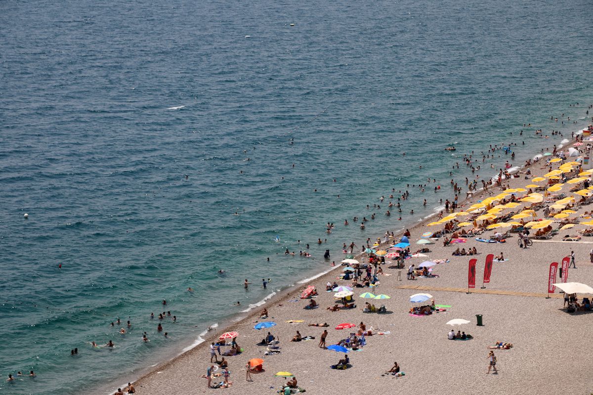 Antalya\'da Ücretli Plaj Tepkisi