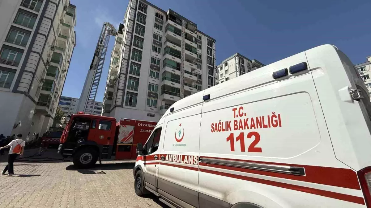 Diyarbakır\'da Yangın: 3 İtfaiye Erisi Dumandan Etkilendi