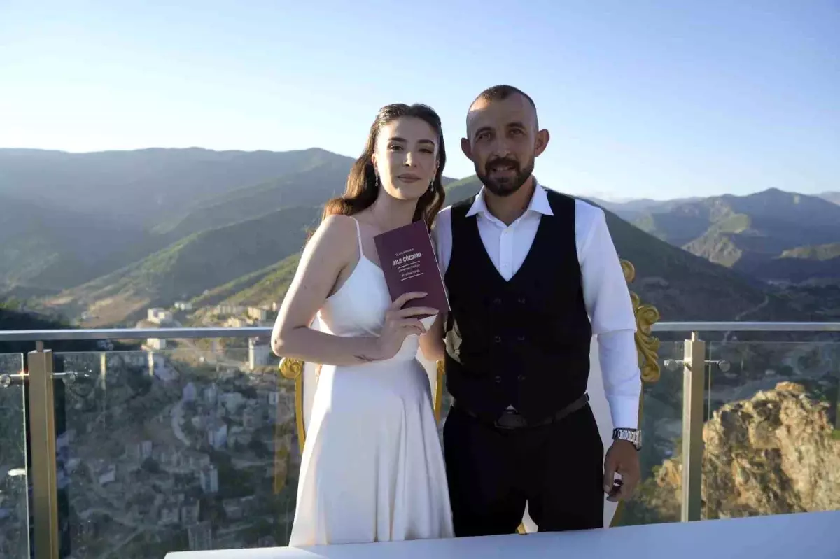 Torul Kalesi Cam Seyir Terası\'nda İlk Nikah Töreni