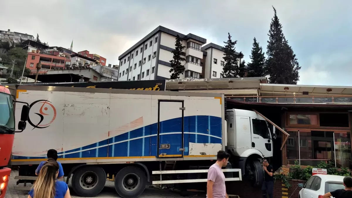 Freni Boşalan Kamyon Restorana Girdi