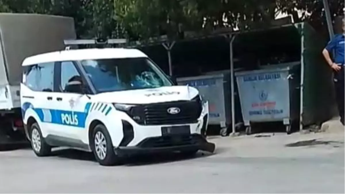 Gemlik\'te Motosikletli Polis Aracına Çarptı