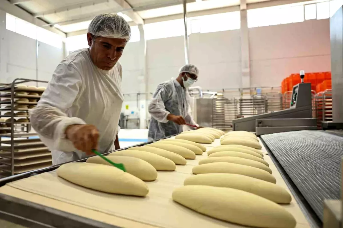 Antalya\'da Halk Ekmek Üretimi ve Satışı Devam Ediyor
