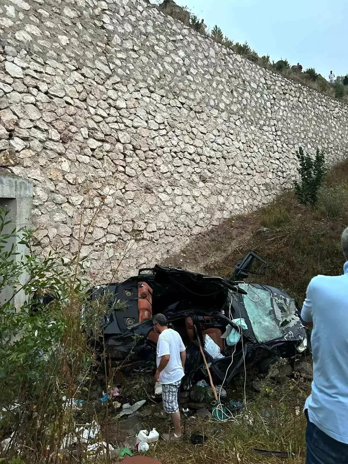 Hurdaya dönen otomobil iki kişiye mezar oldu
