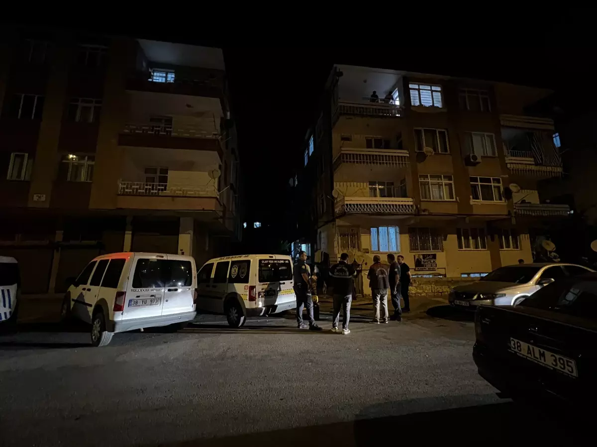 Boşandığı eşini bıçakla ağır yaraladı