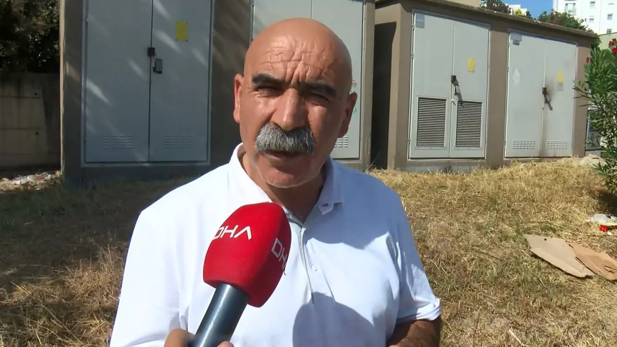 Öğrenciler için otobüs durağına taşlarla bank yaptı