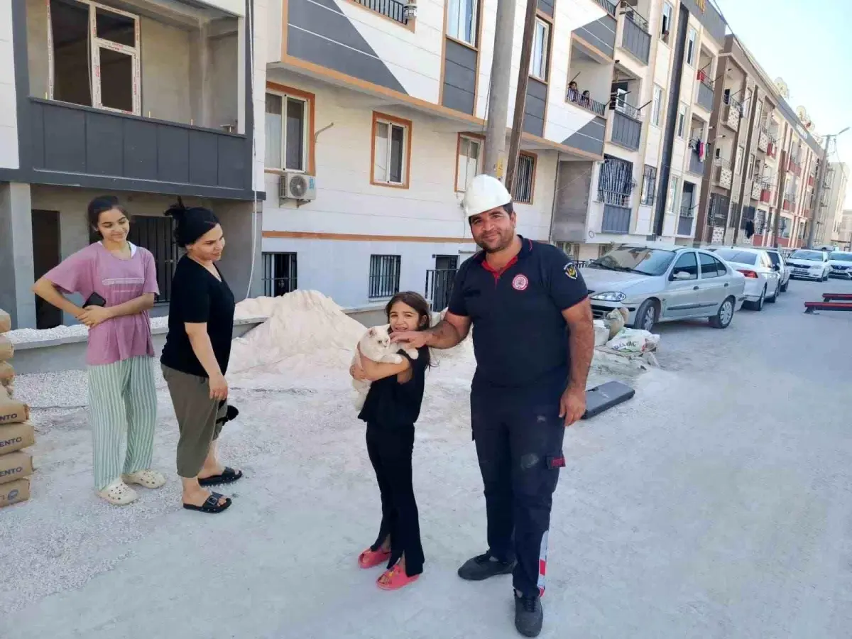 Mahsur Kedi İtfaiye Tarafından Kurtarıldı