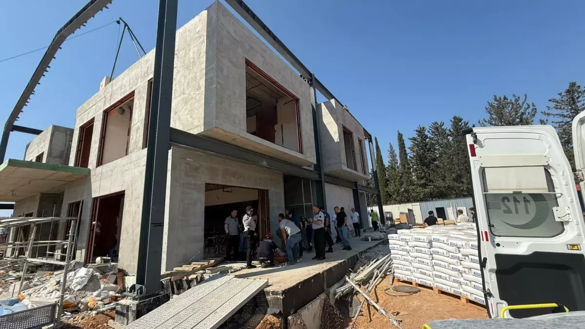 İşçi Merdivenden Düşüp Bacağını Kırdı