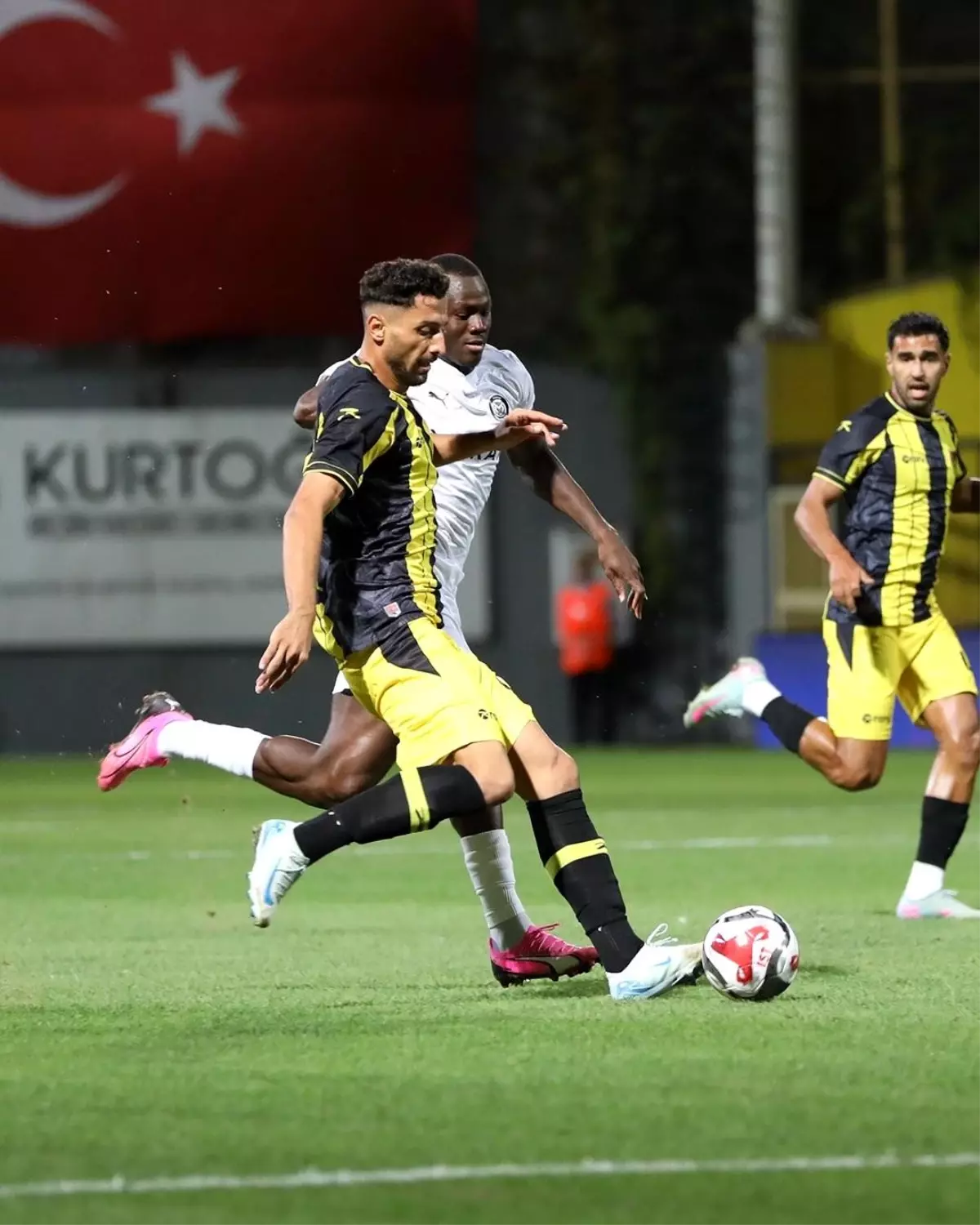 İstanbulspor ve Manisa FK 1-1 Beraberlikte Kaldı