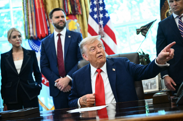 Trump'ın elindeki morluk dikkat çekti, Beyaz Saray'dan jet hızında açıklama geldi