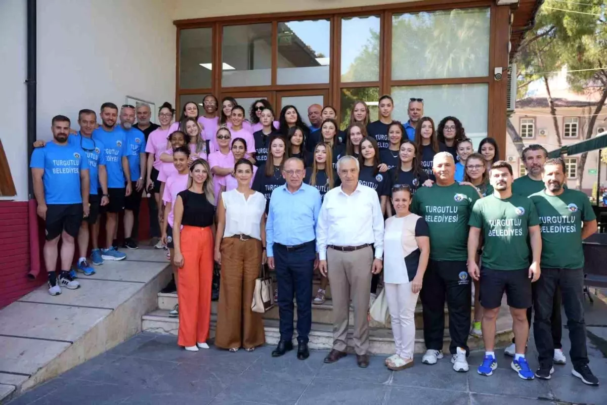 Turgutlu\'da Kadın Basketbol ve Voleybol Takımlarına Moral Kahvaltısı