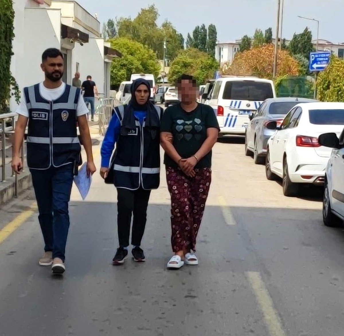 Küçük Kız Annesi İçin Ağladı