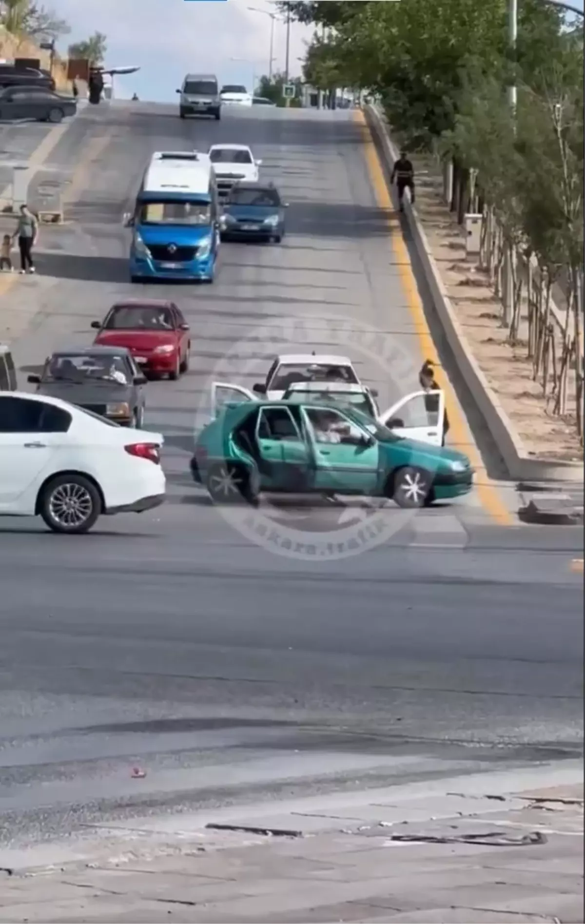 Yaşlı adamı kılıç ve bıçaklarla ağır yaraladılar