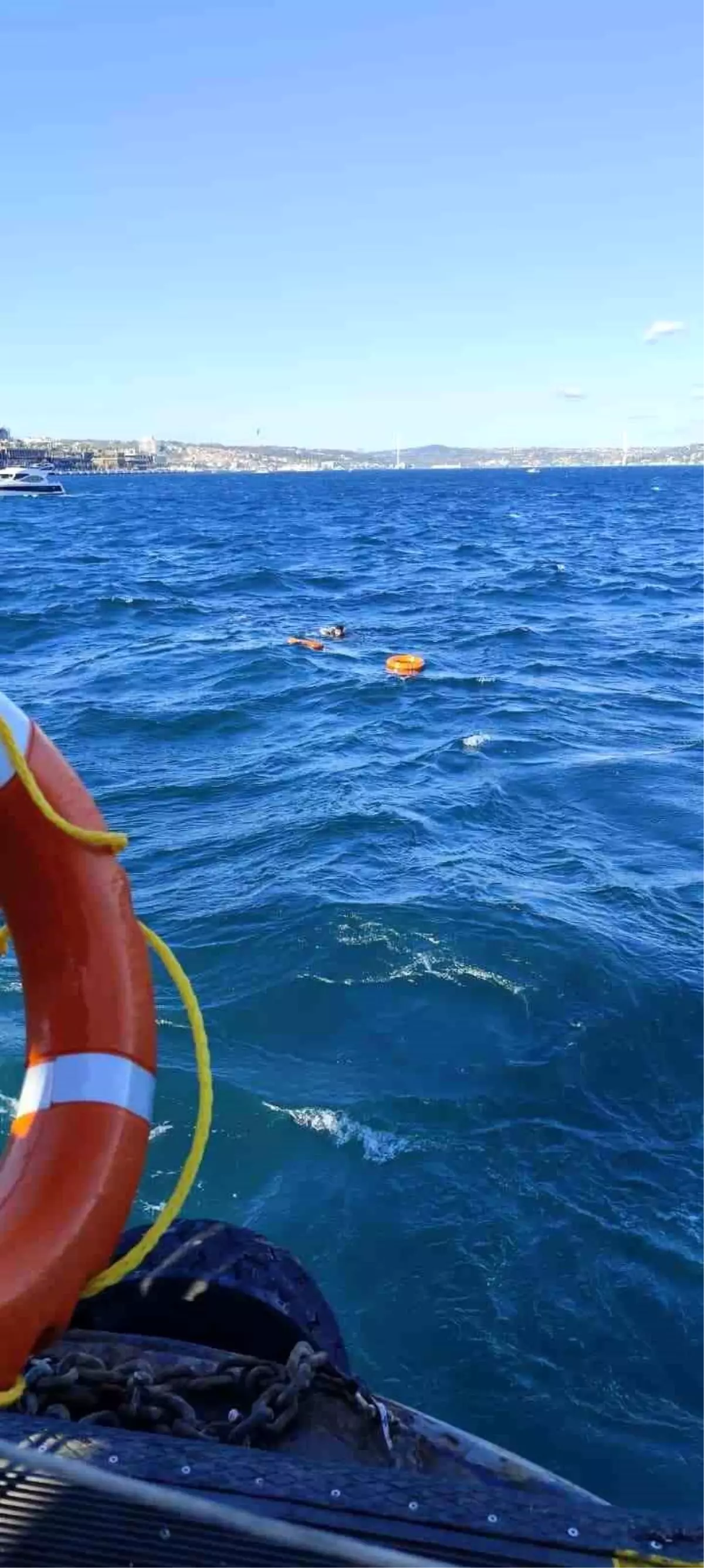 Vapur yolcuları denizdeki kişiyi kurtardı