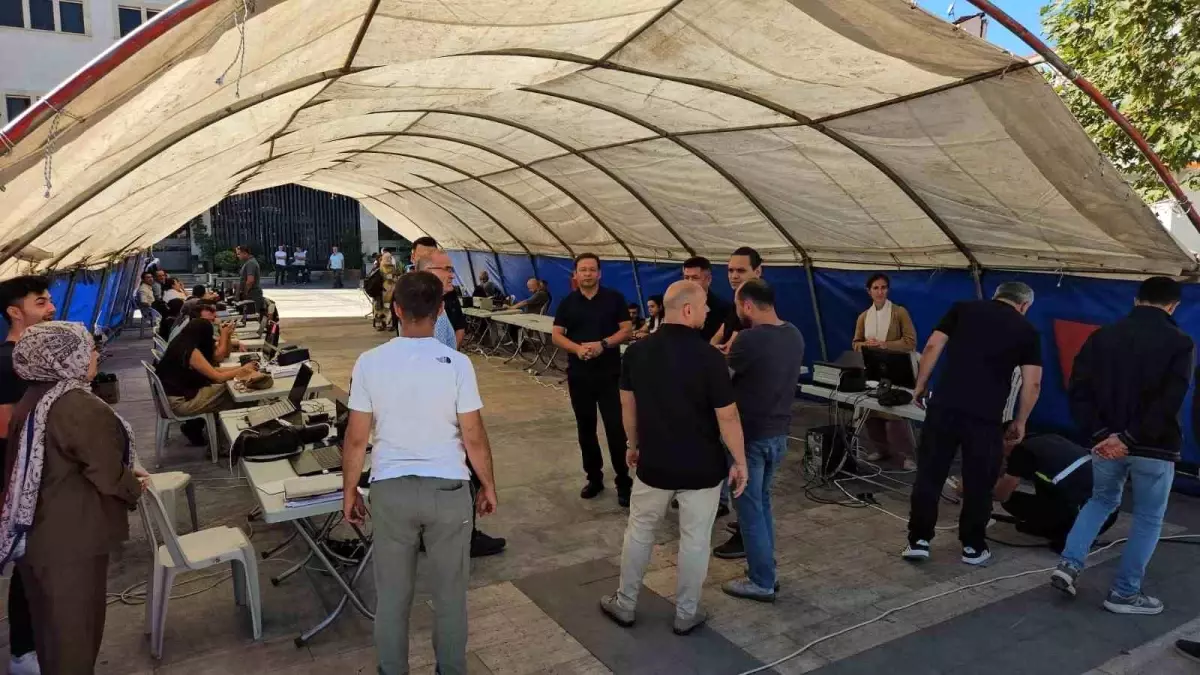 Sındırgı Belediyesi Deprem Sonrası Hizmetlerine Çadırda Devam Ediyor