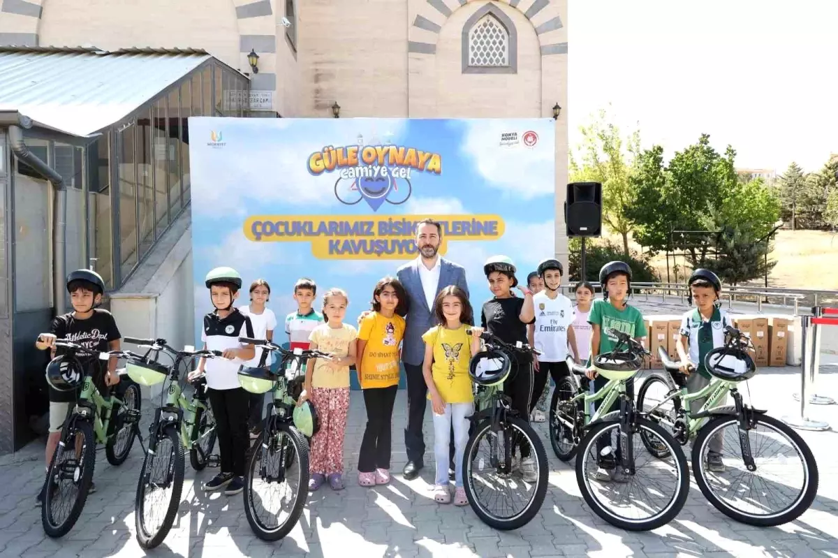 Konya\'da Çocuklara Bisiklet Dağıtımı Devam Ediyor
