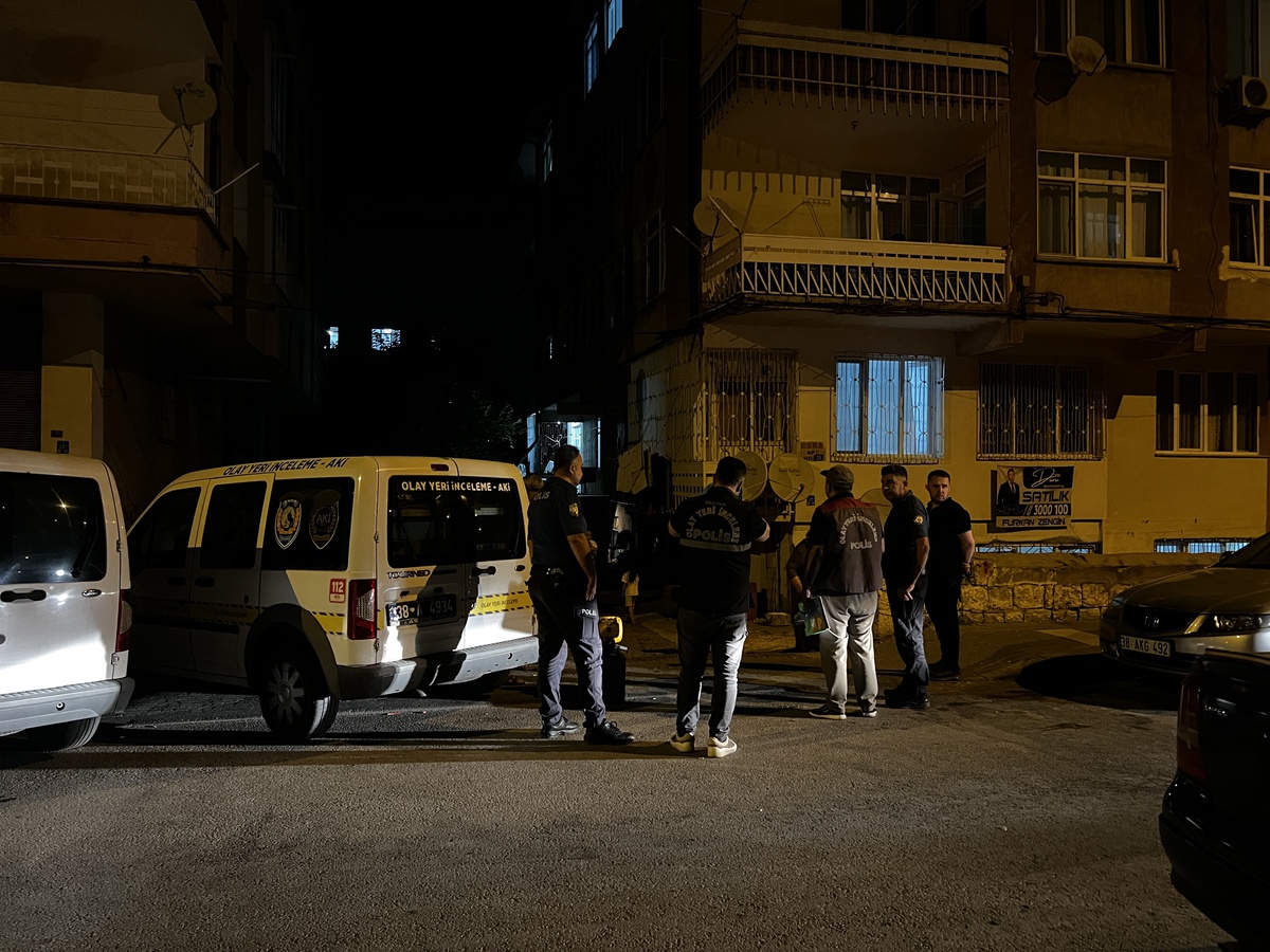 Boşanmış Eşini Bıçakladı, Tutuklandı