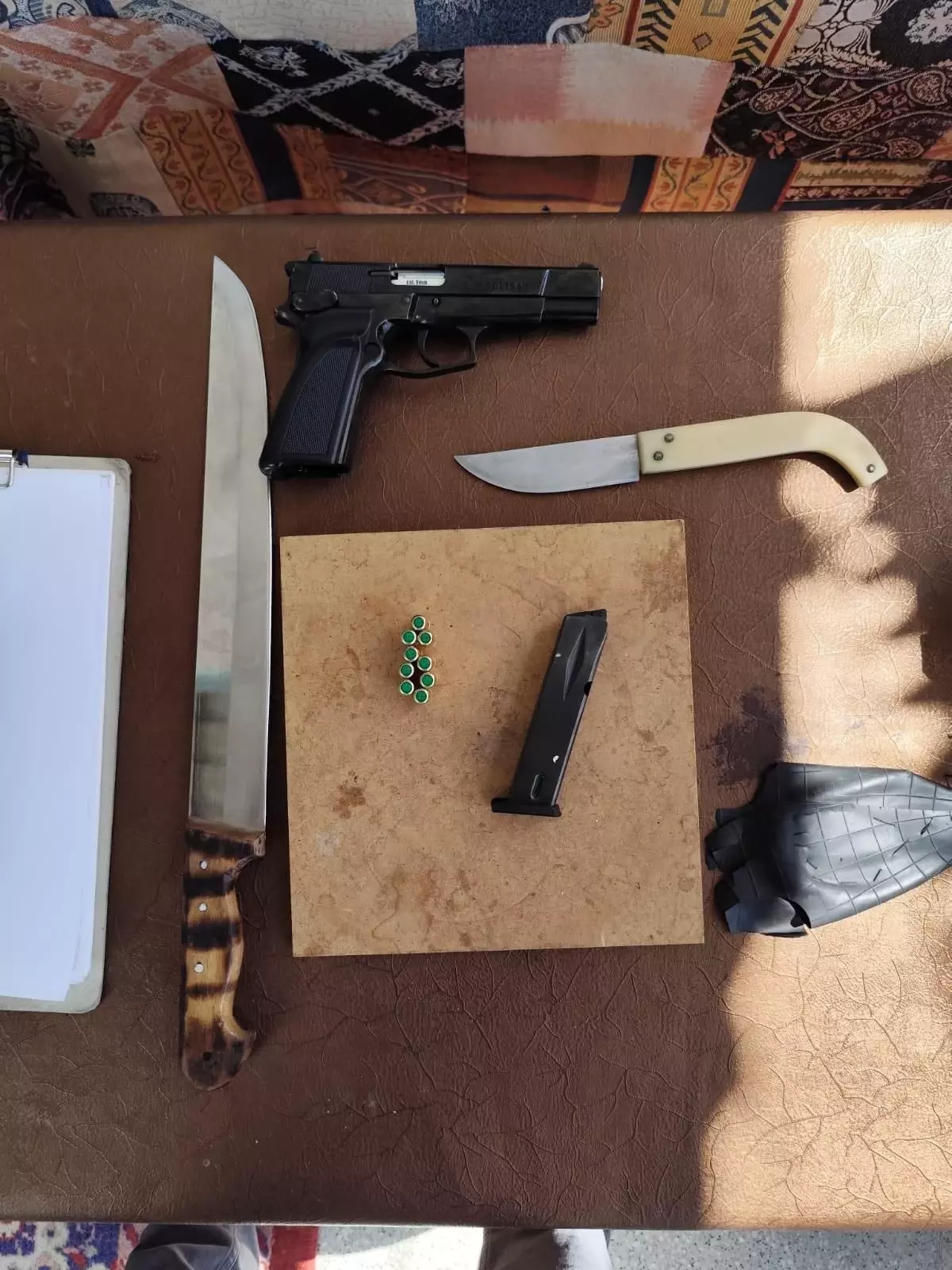 Sosyal medyadan silah fotoğrafı paylaşan 16 yaşındaki çocuk yakalandı