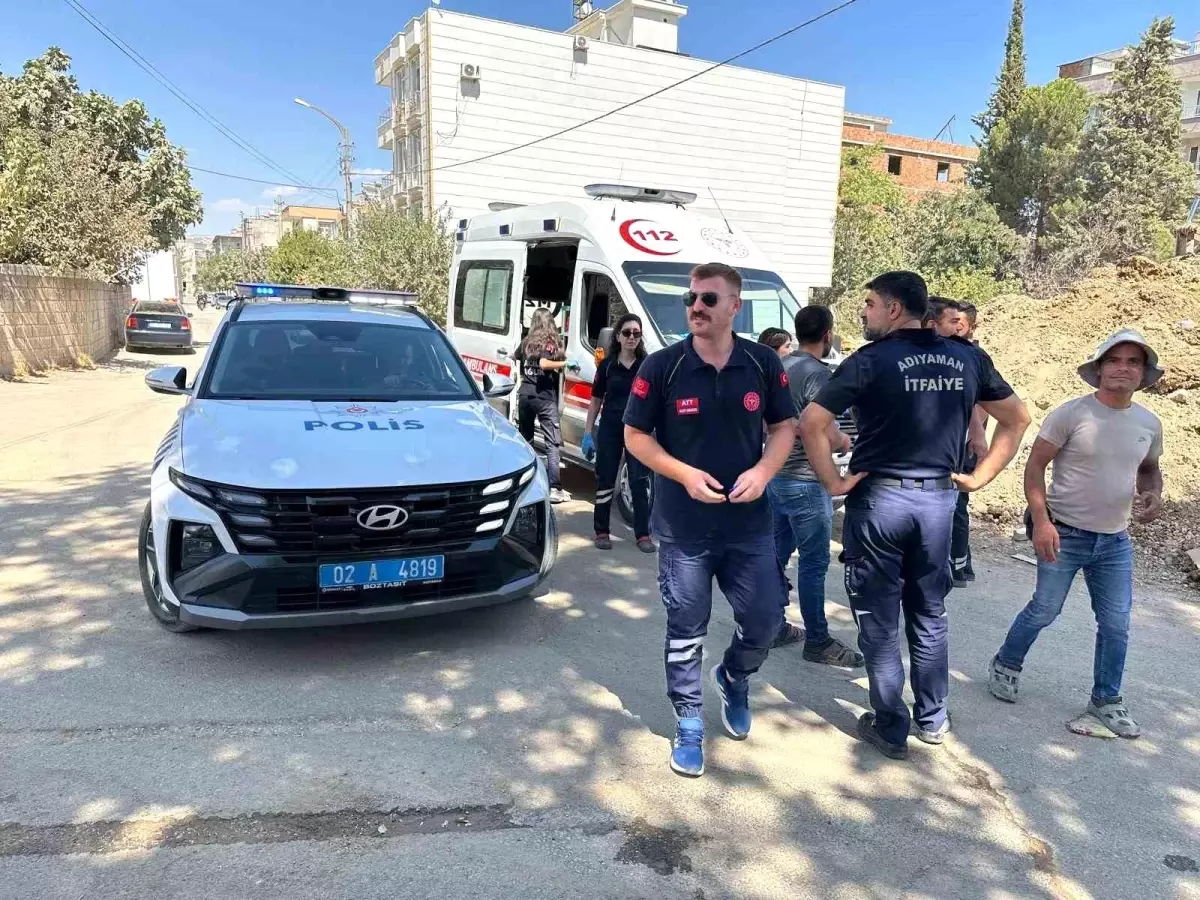 Adıyaman\'da Kepçe Enkaz Altında Kaldı İhbarı