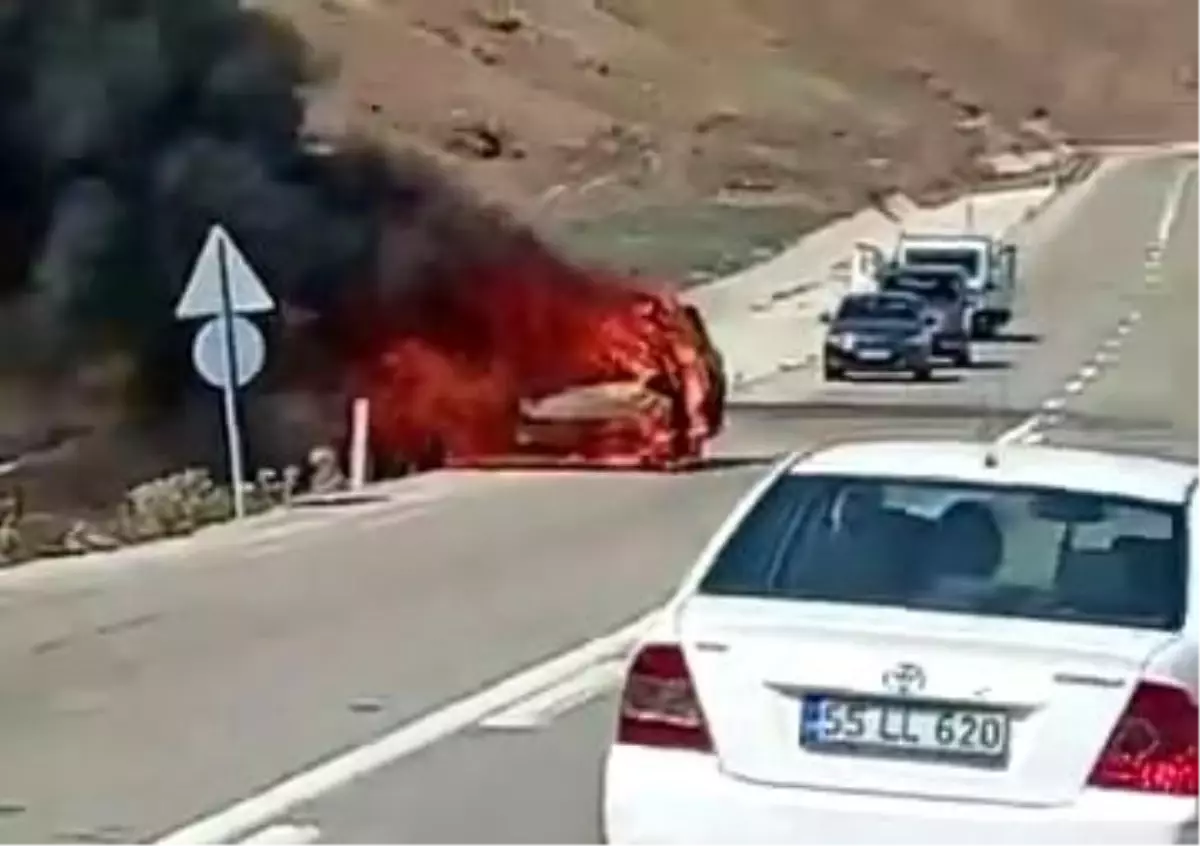Park Halindeki Araç Alev Alev Yandı