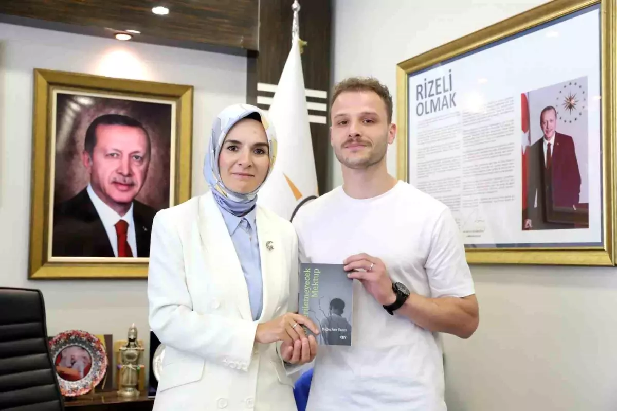 Rizeli Gencin Kitap Hediye Etmesi