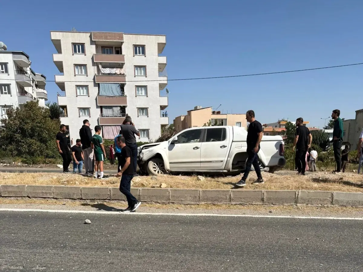 Siirt\'te Pikap Aydınlatma Direğine Çarptı