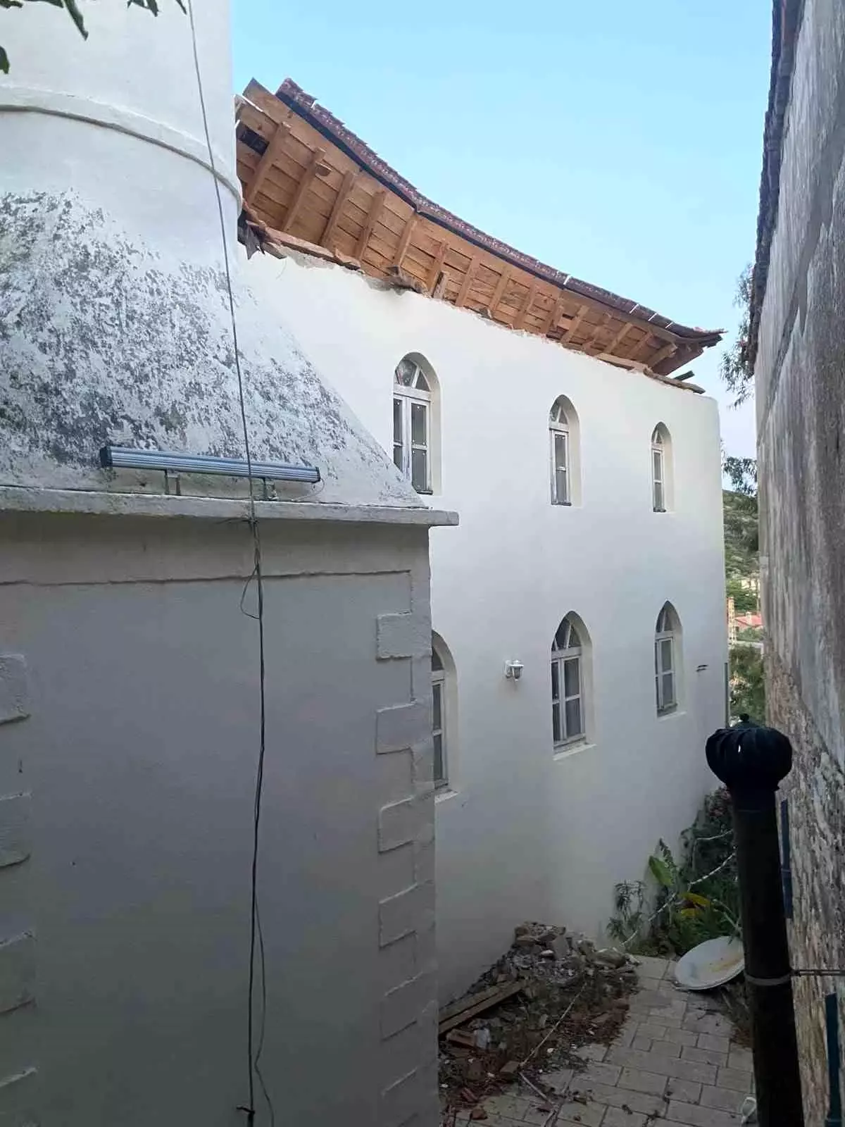 Doğanbey Camii\'nin Çatısı Düştü
