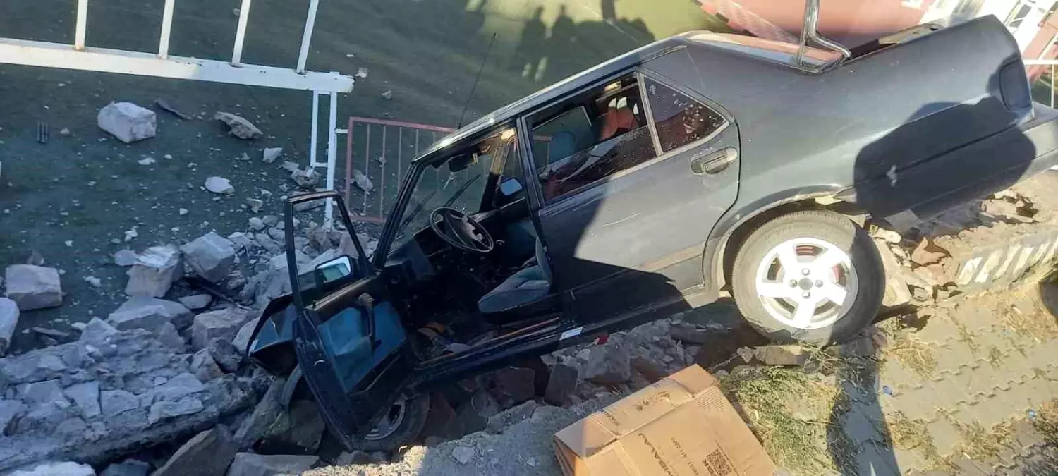Yozgat\'ta Kontrolden Çıkan Otomobil Okulun Bahçesine Uçtu