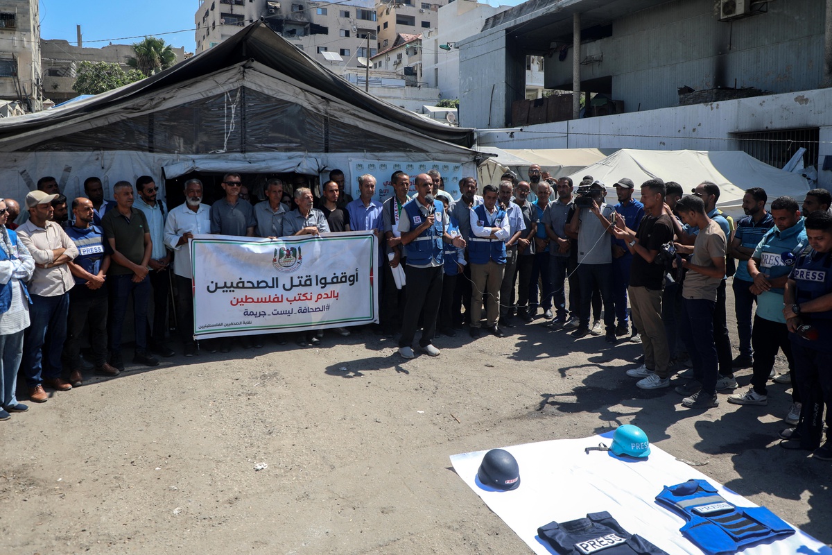 Gazeteciler, İsrail Saldırısını Protesto Etti
