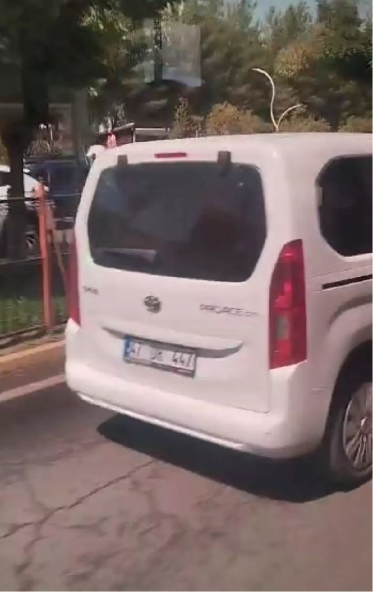 Sürücüye Cezai İşlem: Ayak Cam Kenarında
