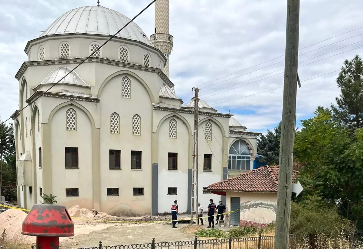 Cami Kubbesinde Düşen İşçi Hayatını Kaybetti