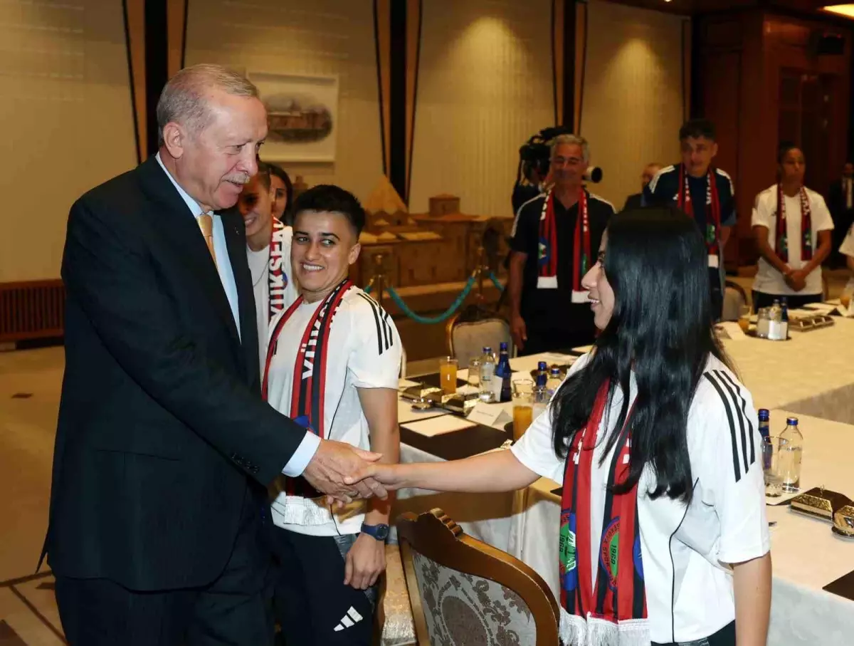 Cumhurbaşkanı Erdoğan, Yüksekovaspor Kadın Futbol Takımı\'nı kabul etti