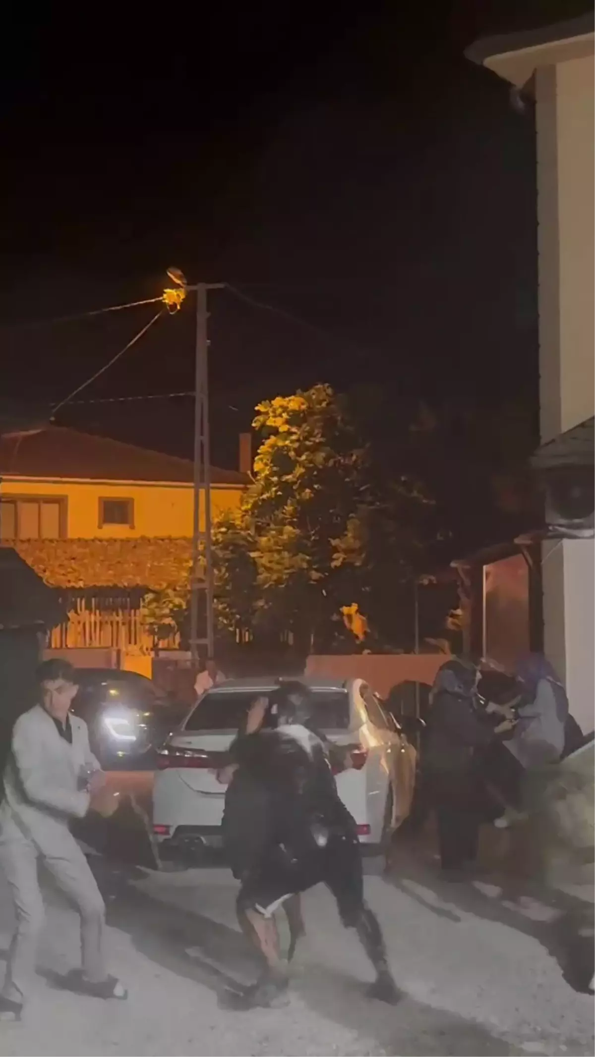 Düğün Sonrası Şaka: Damat Yağlandı