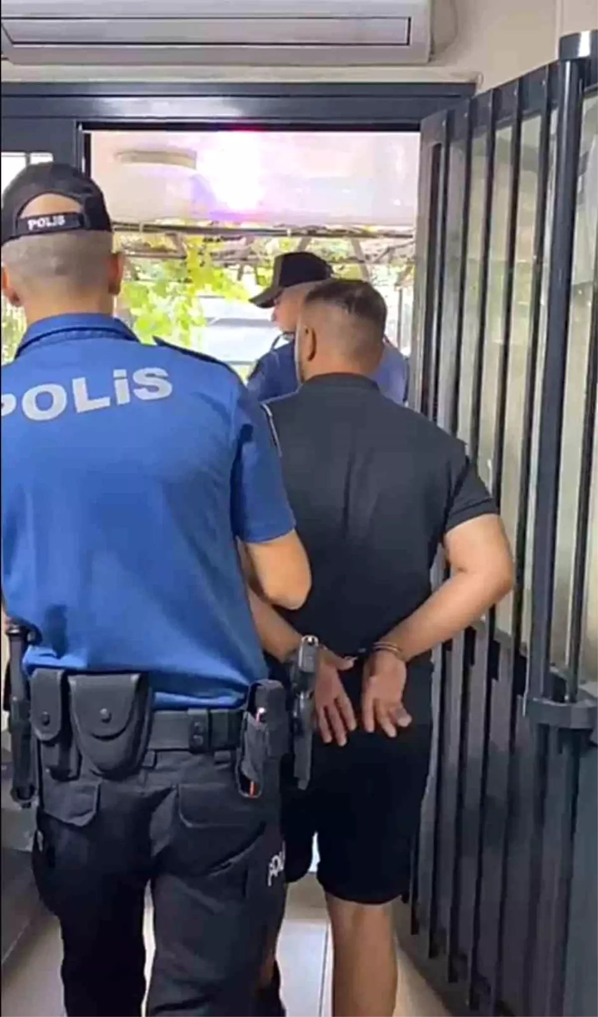 İzmir\'de Trafik Polisine Saldırı: 1 Tutuklandı