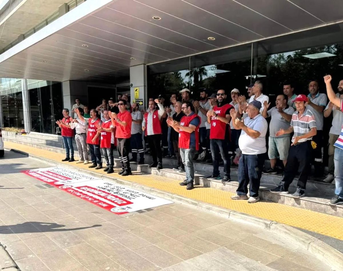 Karşıyaka Belediyesi\'nde İşçiler ve Memurlar Hakları İçin Eylemde