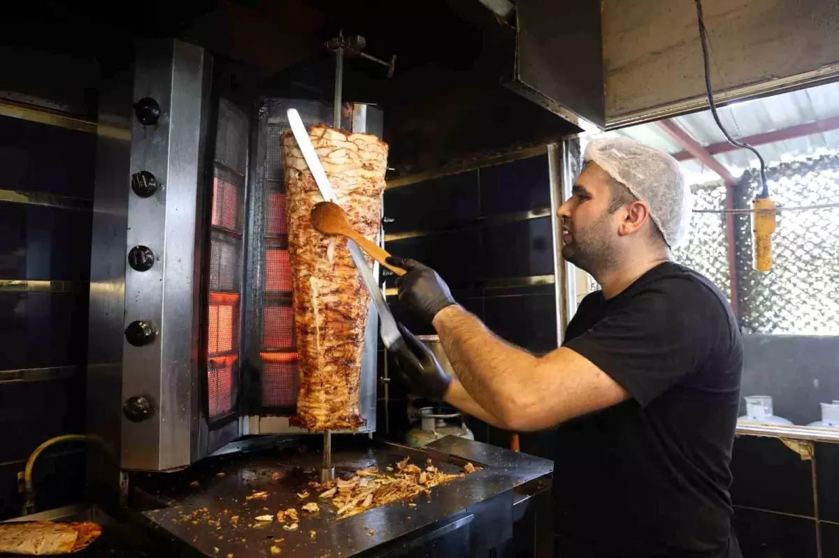 Hatay\'da Sıcaklarda Döner Ustası Mücadele Ediyor