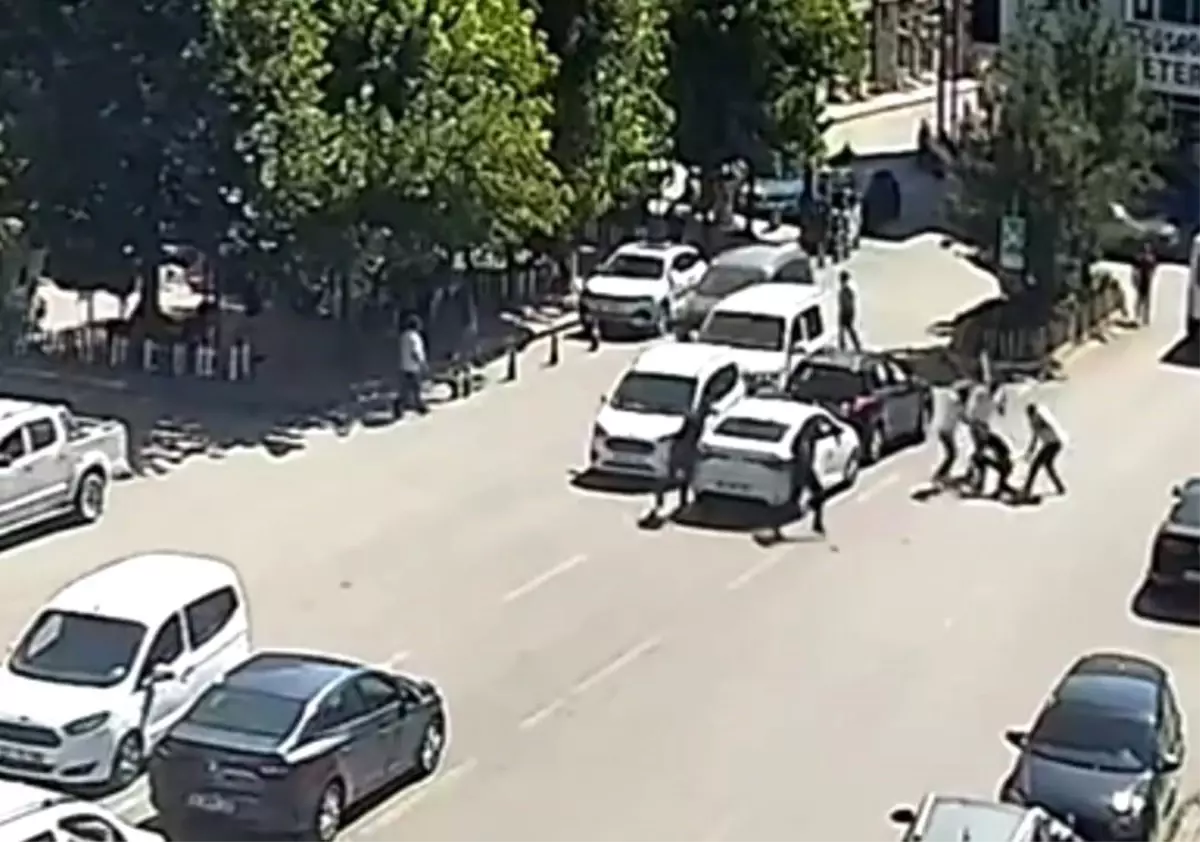 Kombi tartışması hastanede bitti: 5 kişi kiracıyı cadde ortasında sopalarla dövdü