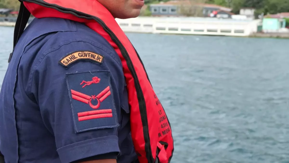 İstanbul Boğazı\'nda Kayıp Yüzücü Arama Çalışmaları Devam Ediyor