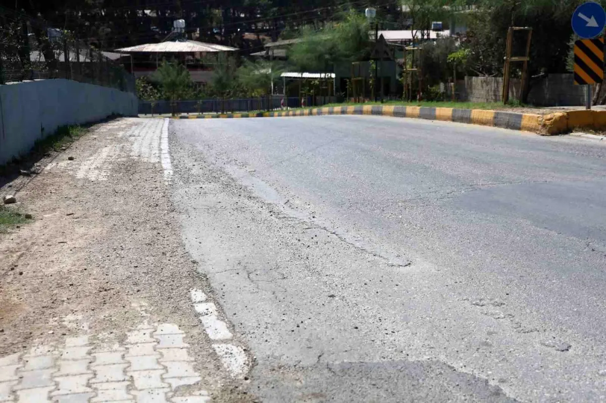 Hatay\'da Beton Mikseri Seyir Halindeyken Yola Beton Döktü