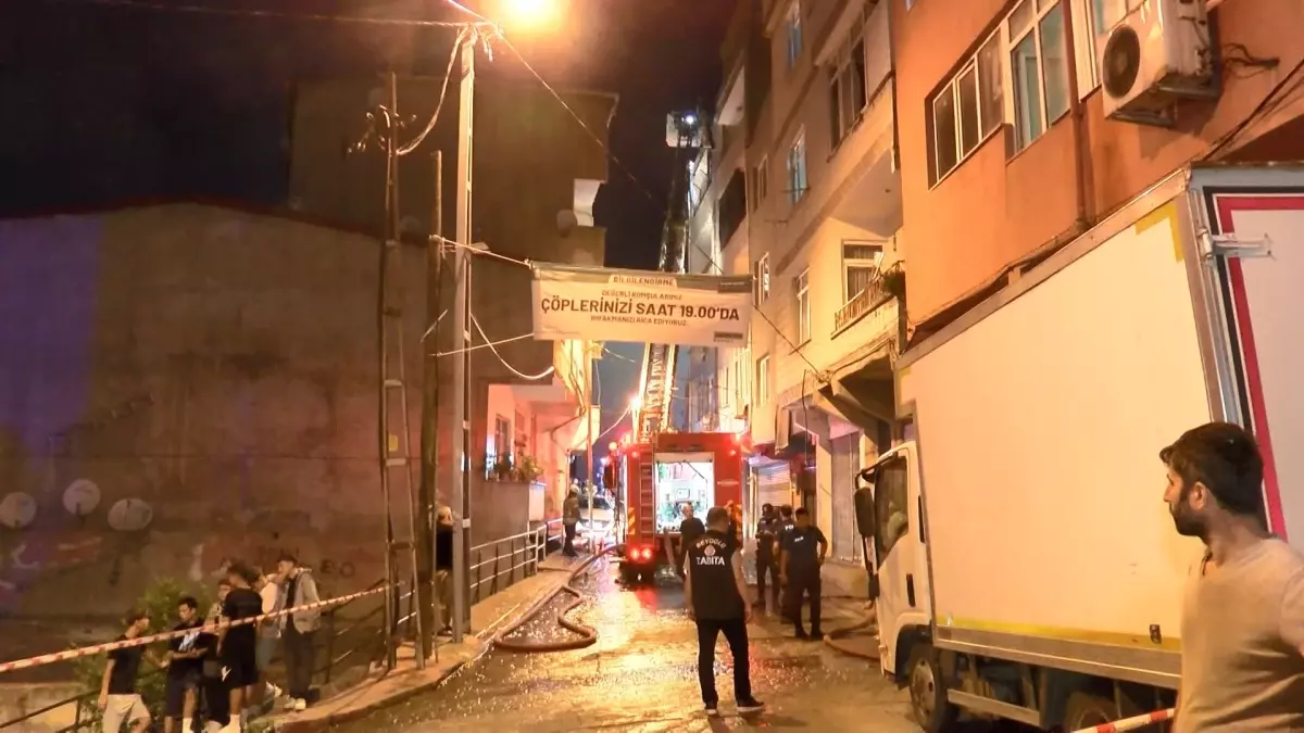 Beyoğlu\'nda yangın çıkan dairedeki tüp patladı, mahalle halkı sokağa döküldü